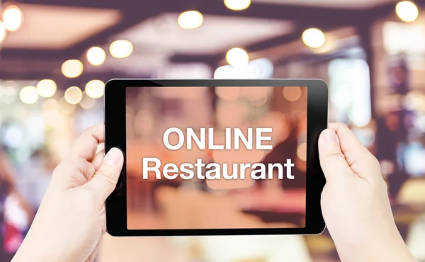 Руки держат планшет с онлайн-ресторан — стоковое фото