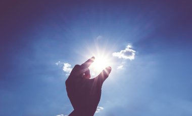 Güneş toplama el silüeti