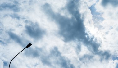 gökyüzü ışık ile bakıyor