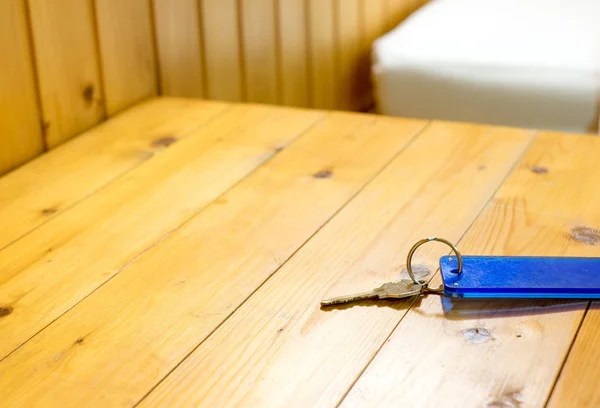 Llavero en mesa de madera — Foto de Stock