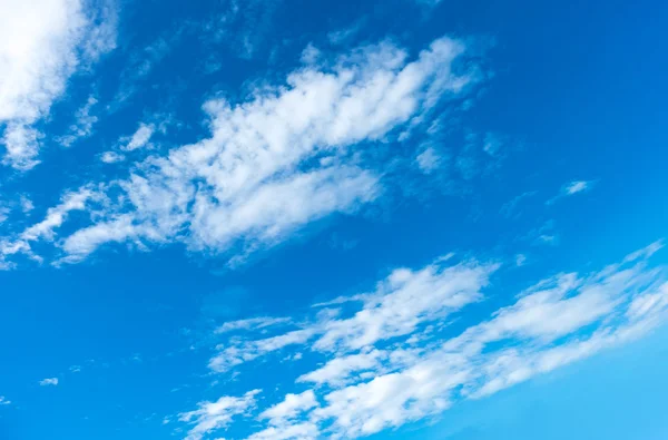 Nuage et ciel bleu — Photo