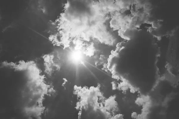 Schöner blauer Himmel mit Sonnenstrahl — Stockfoto