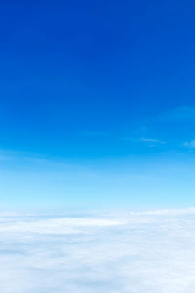 蓝蓝的天空和云的鸟瞰图 — 图库照片