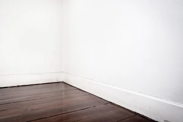 空の白い壁、濃い茶色の寄木細工の床 — ストック写真