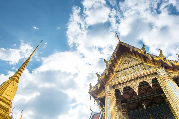 Guardando la pagoda d'oro — Foto Stock