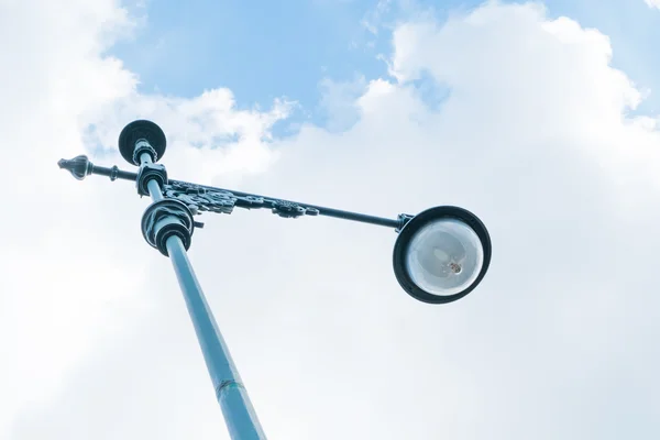 Looking up at light post — Stock Photo, Image