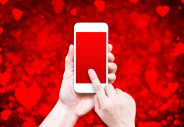 El ele tutuşan akıllı telefon