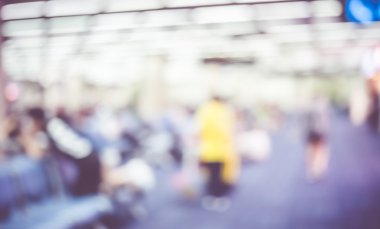 Yolcu uçuş havaalanında bekliyor