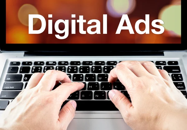 Ψηφιακή διαφημίσεις λέξη στην laptop οθόνη — Φωτογραφία Αρχείου