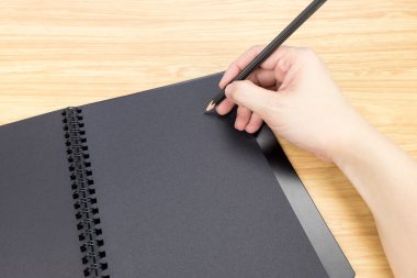 kalem yazma tutan el