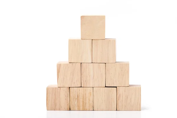 Cubos de madera organizar en forma de pirámide — Foto de Stock