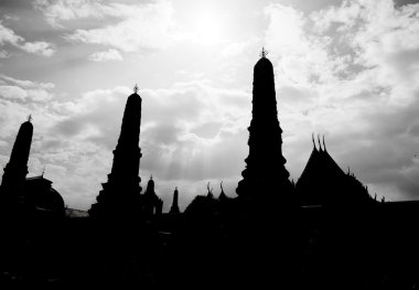 Tay pagoda güneş ışını, gökyüzü ve bulut fotoğrafı siluet