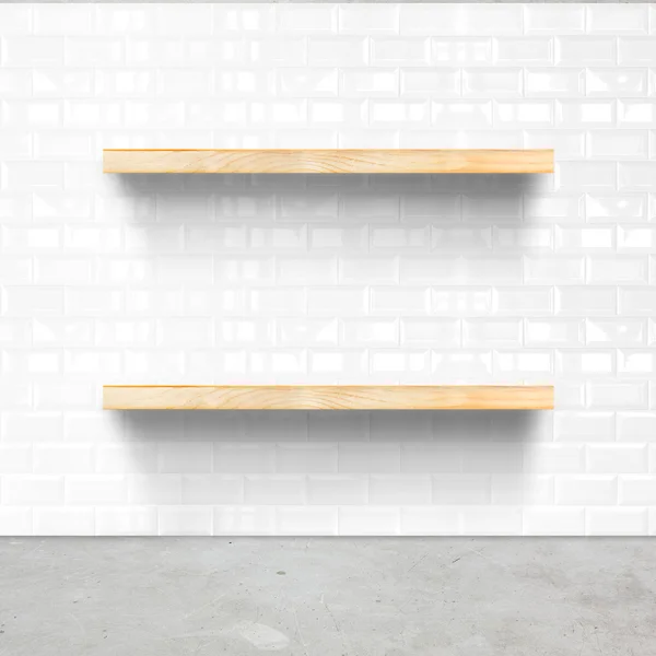 Białe płytki pokój i posadzki betonowej z drewnianą półkę, wykpić się — Zdjęcie stockowe