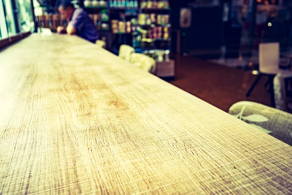 빈 나무 테이블과 흐리게 카페 빛 배경입니다. 제품 disp — 스톡 사진
