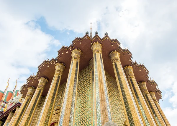 Blick zum buddhistischen Heiligtum, Tempel des smaragdgrünen Buddhas ( — Stockfoto