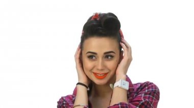 Beyaz izole komik sürpriz pin-up kızı