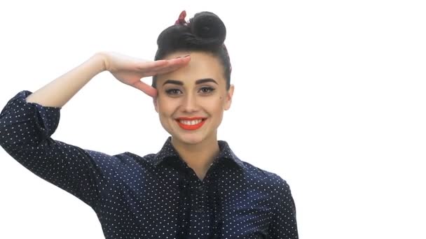 Américaine pin-up fille saluant avec un oui monsieur — Video