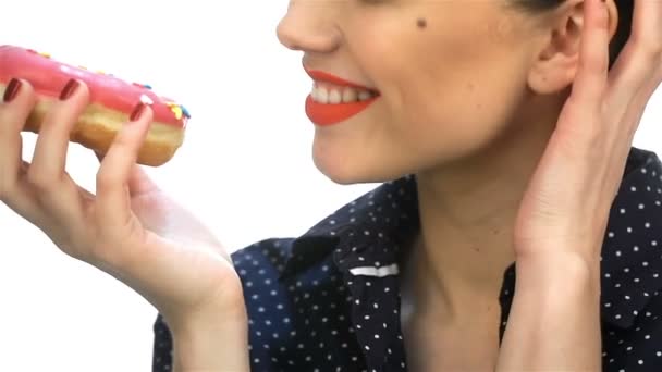 Cerca de pin up chica con donut — Vídeo de stock