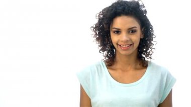 Kız duygu düşünceli gösterir