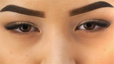 Genç Asyalı kız gözünde makro çekim