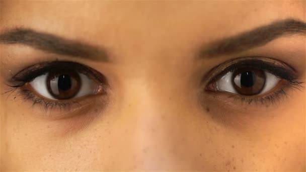 Mooie donkere ogen — Stockvideo