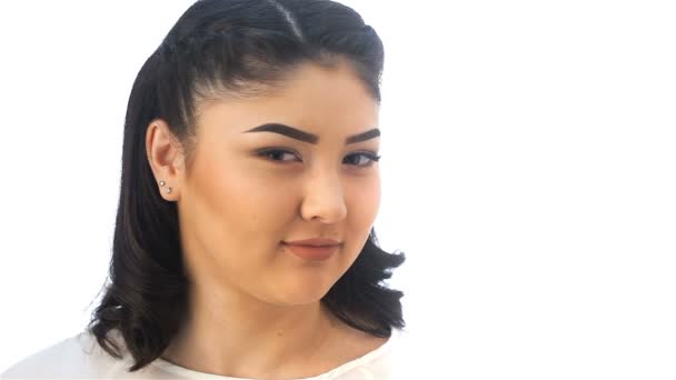 Портрет улыбающейся молодой азиатской девушки — стоковое видео
