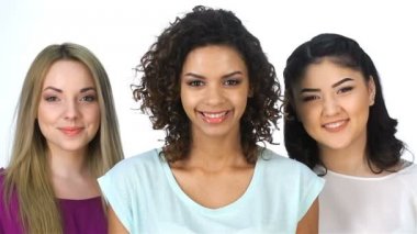 Üç güzel kız öpücük üfleme