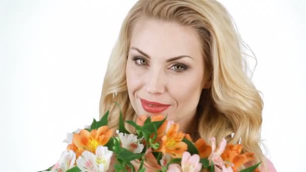 Portrait de blonde sent le bouquet — Video