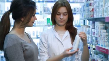 Genç eczacı yardımcı müşteri