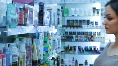 Kadın okuma etiket şampuan