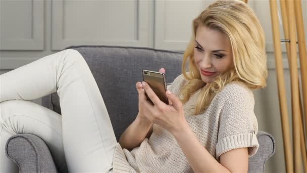 魅力的な女性は、sms をダイヤルします。 — ストック動画
