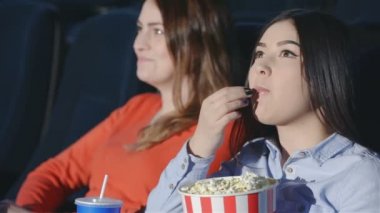 Asyalı kız film bir kız arkadaşı ile