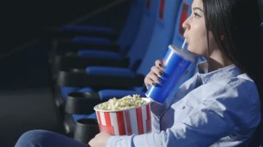 Profilde bir sinema soda içme Asyalı kız