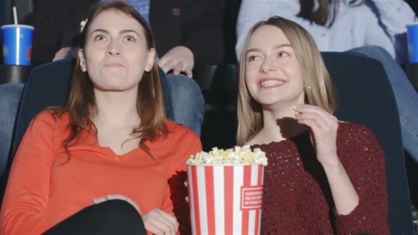 Подростки едят попкорн с содовой и наслаждаются фильмами — стоковое видео