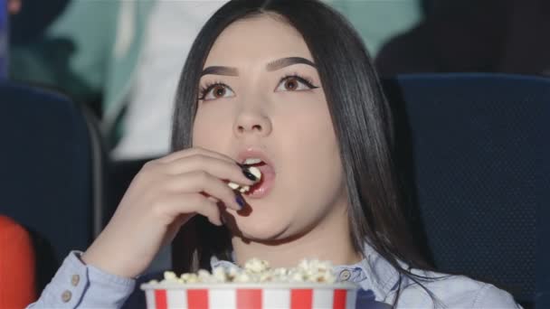 Asiatisk tjej med en hink med popcorn — Stockvideo