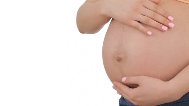 Mulher grávida acaricia sua barriga — Vídeo de Stock