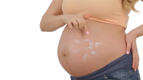 De zon op een zwangere buik — Stockvideo
