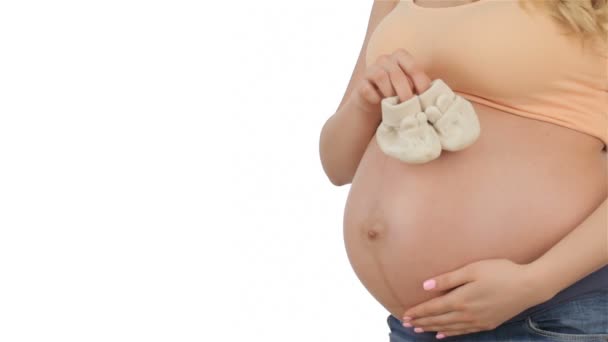 Botas de bebê na barriga grávida — Vídeo de Stock