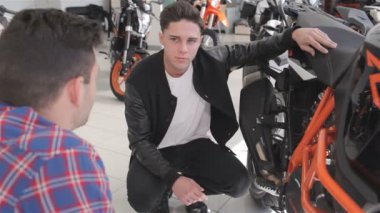 Danışman müşteriye motorcicle gösterir