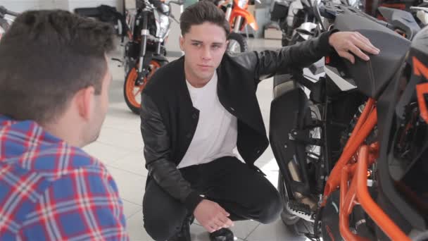 Danışman müşteriye motorcicle gösterir — Stok video
