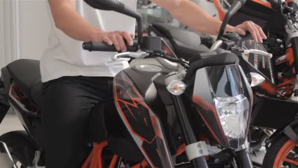 Człowiek na motor rower uśmiecha się — Wideo stockowe