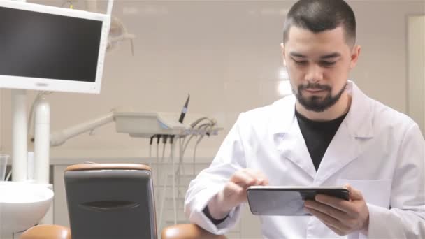 Стоматолог використовує планшет у своєму кабінеті — стокове відео