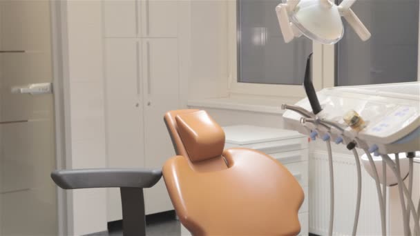 Le médecin est assis près de la chaise du dentiste — Video