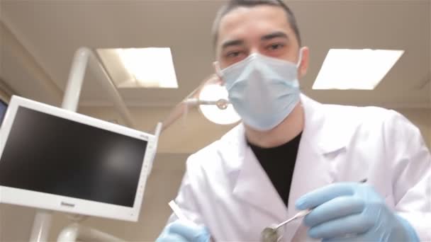 Tandläkaren undersöker patienten — Stockvideo