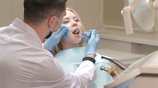 Zahnarzt untersucht Zähne von Mädchen