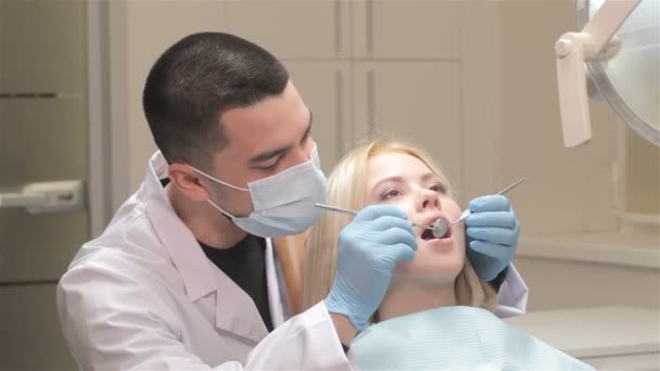 Zahnarzt untersucht Zähne von Patienten