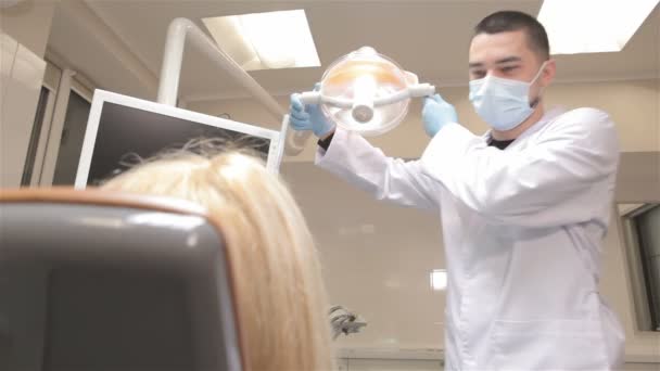 Dentista dirige lampada medica — Video Stock