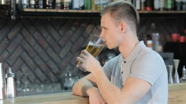 Adam barda tezahürat