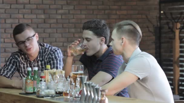 Jungs reden an der Bar — Stockvideo