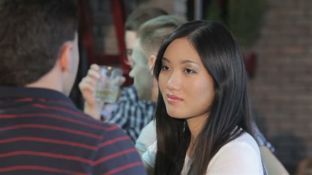 Närbild av Asiatisk tjej dricker vin i baren — Stockvideo